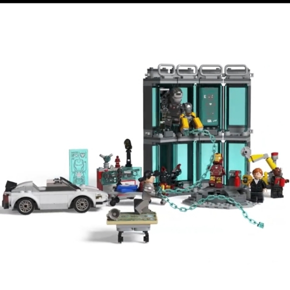 : Lego 76216 Iron Man Armory 496 Pieces Set The Infinity Saga w/ 8 Mini figures - Picture 10 of 11
